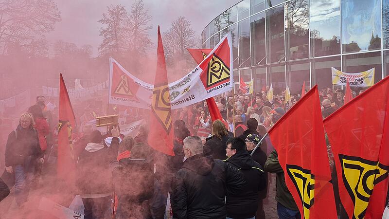 Roter Nebel bei der Protestaktion der Schaeffler-Betriebsr&auml;te vor der Bamberger Konkgresshalle