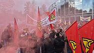 Roter Nebel bei der Protestaktion der Schaeffler-Betriebsräte vor der Bamberger Konkgresshalle