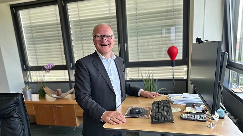 Vorstandsvorsitzender Stephan Kirchner steuert seit zehn Jahren die Sparkasse Bamberg von der Zentrale in der Carl-Meinelt-Stra&szlig;e aus. Von seinem Stehschreibtisch aus blickt er auf Klinikum und Bruderwald.