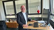 Vorstandsvorsitzender Stephan Kirchner steuert seit zehn Jahren die Sparkasse Bamberg von der Zentrale in der Carl-Meinelt-Straße aus. Von seinem Stehschreibtisch aus blickt er auf Klinikum und Bruderwald.