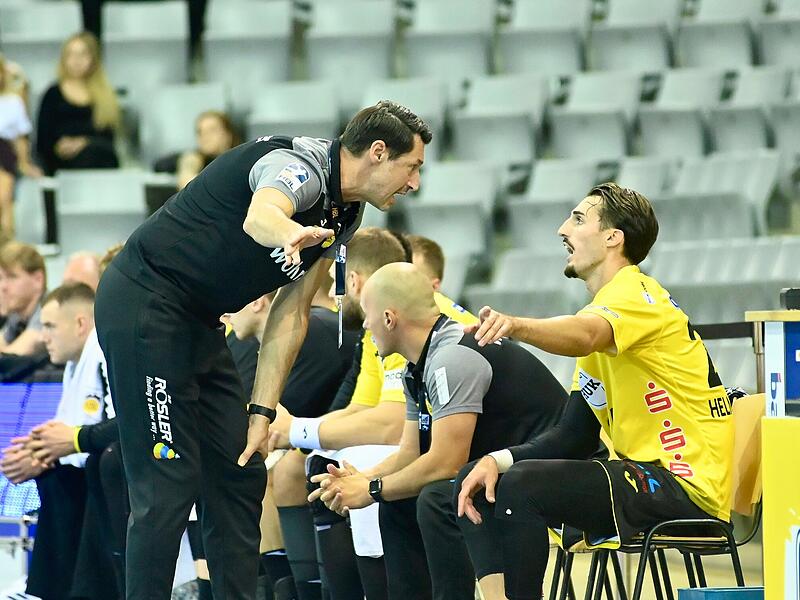 Sinnbild des Saisonstarts: HSC-Trainer Anel Mahmutefendic im angeregten Zwiegespräch mit Mikael Helmersson.