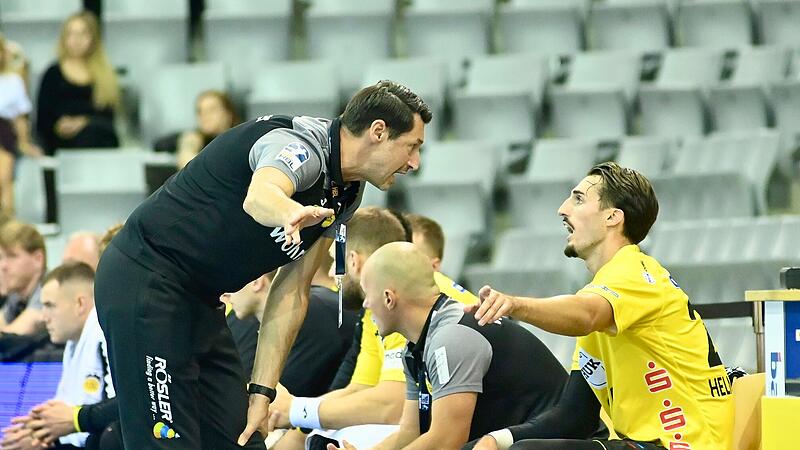 Sinnbild des Saisonstarts: HSC-Trainer Anel Mahmutefendic im angeregten Zwiegespr&auml;ch mit Mikael Helmersson.