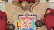 Mönche gestalten ein Sandmandala. Mönche gestalten ein Sandmandala.