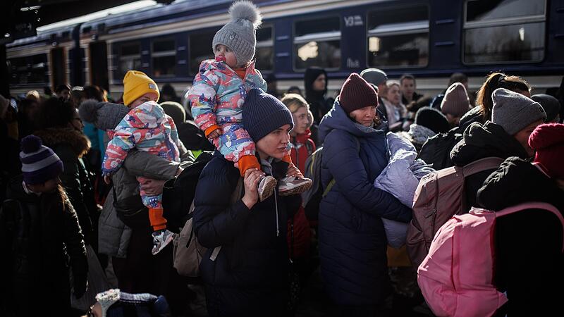 Eine Gruppe von Gefl&uuml;chteten aus der Ukraine kommt an einem Bahnhof an.&nbsp;