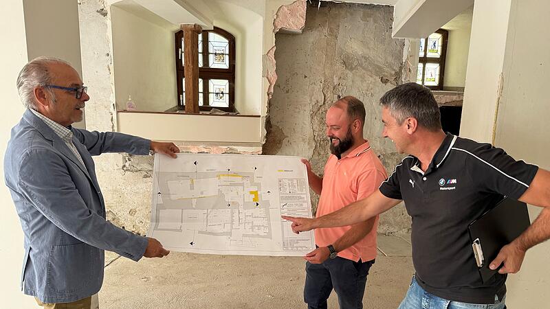 Bei der umfassenden Renovierung der Gastronomie im Herzogenauracher Schloss achten Projektleiter Daniel Fr&ouml;tsch, Sachgebietsleiter Hannes Lugschi und Planer Peter Welker (von rechts) auch auf Details.