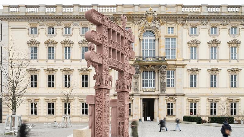 Das Berliner Schloss: Das rekonstruierte Sanchi-Tor ist bereits vor dem Portal 5 des Humboldt Forums aufgestellt.