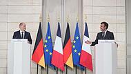 Bundeskanzler Olaf Scholz (SPD) nimmt neben Emmanuel Macron, Staatspräsident von Frankreich an einer Pressekonferenz teil.