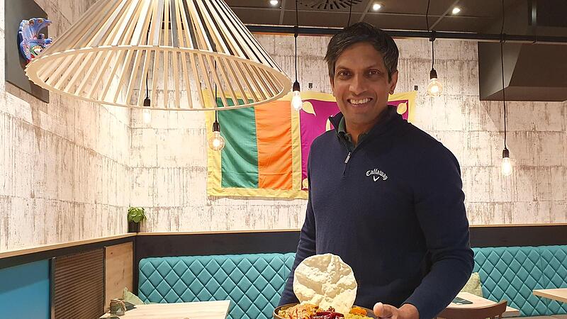 Sydney Swaris mit einem typischen sri-lanikischen H&auml;hnchen-Curry. Seinen jetzigen Standort im Kaufland an der Brose-Arena will der 45-J&auml;hrige verlassen &ndash; und auf der Erba-Insel im jetzigen &bdquo;Lemon Tree&ldquo; ein Lokal mit Biergarten er&ouml;ffnen.