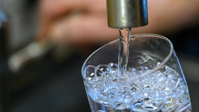 Trinkwasser läuft in einer Küche in ein Glas.