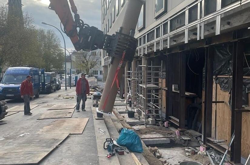 Mittels Spezialkran wurden die neuen Betonfertigteile an den Arkaden angeliefert. Mittels Spezialkran wurden die neuen Betonfertigteile an den Arkaden angeliefert.