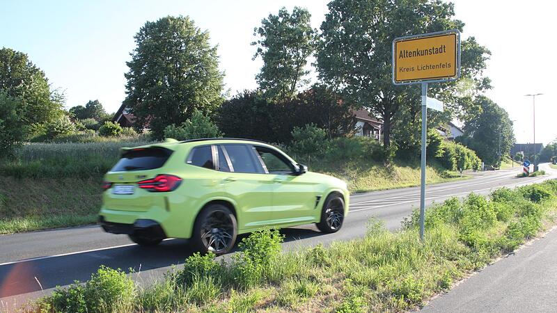 Die  Ortseinfahrt  von Altenkunstadt: Laut  Hans-Werner Schuster w&uuml;rden viele Autofahrer von Pr&uuml;gel kommend zu schnell nach Altenkunstadt hineinfahren. Er fordert die Aufstellung einer Geschwindigkeitsanzeige.