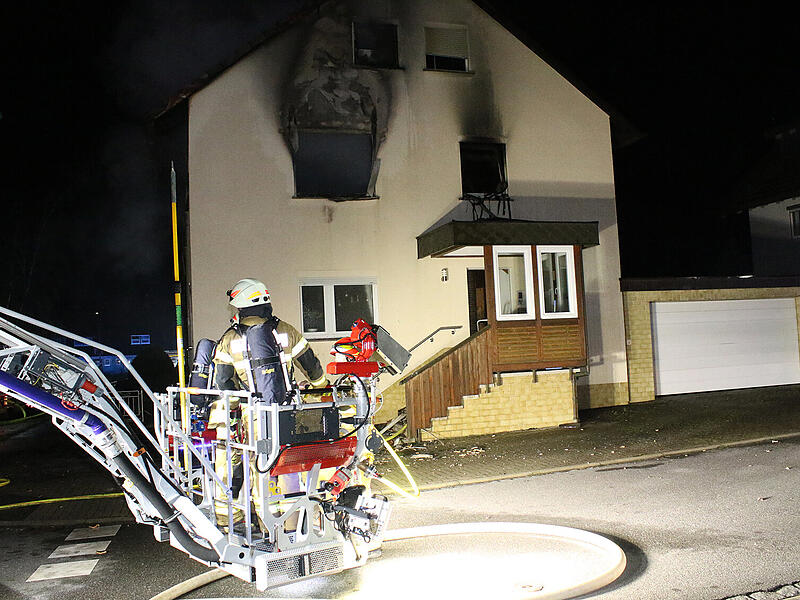 In der Nacht ist in Sonnefeld ein Brand ausgebrochen.  Viele Rettungskr&auml;fte r&uuml;ckten aus, auch ein Heli.