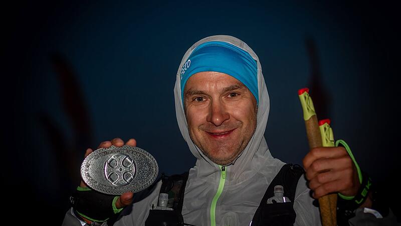 Stolz präsentiert der Ultraläufer Florian Kessler aus Höchstadt nach 34 Stunden auf dem Pembrokeshire Coast Path seine Finisher-Gürtelschnalle. Stolz präsentiert der Ultraläufer Florian Kessler aus Höchstadt nach 34 Stunden auf dem Pembrokeshire Coast Path seine Finisher-Gürtelschnalle.