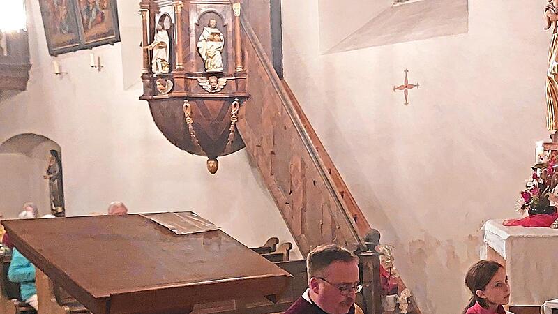 Pfarrer Norbert Wahler gestaltete die Rosenkranzandacht in der Kreuzkapelle mit besinnlichen Impulsen zum Leitgedanken „Jesus ist Gottes Herz“.Dieter Densch Pfarrer Norbert Wahler gestaltete die Rosenkranzandacht in der Kreuzkapelle mit besinnlichen Impulsen zum Leitgedanken „Jesus ist Gottes Herz“.Dieter Densch