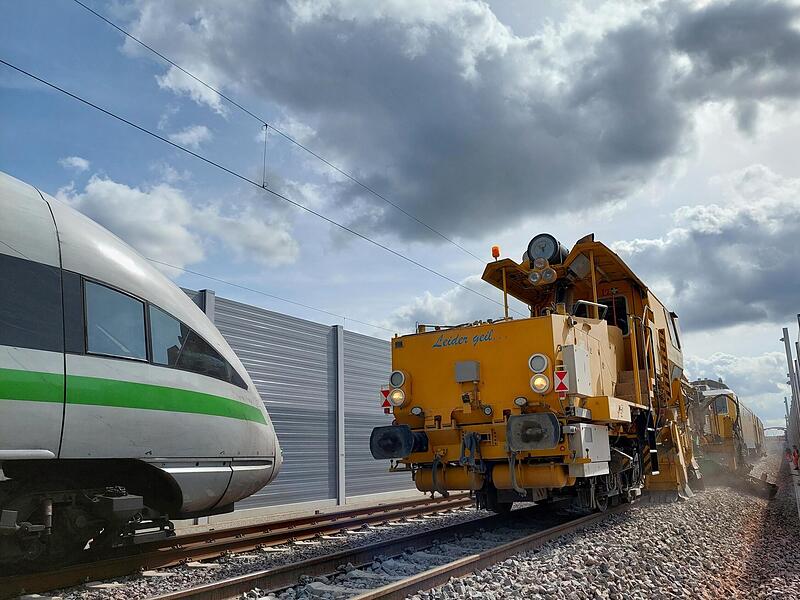 Die Arbeiten finden „rollendem Rad“ statt. Der Zugverkehr geht also weiter.Forchheim & Fränkische Schweiz Die Arbeiten finden „rollendem Rad“ statt. Der Zugverkehr geht also weiter.Forchheim & Fränkische Schweiz