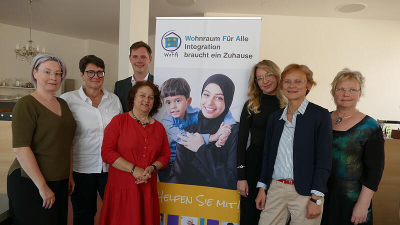 F&uuml;r das neue Pilotprojekt &bdquo;Wohnraum f&uuml;r alle&ldquo; kn&uuml;pfen Vertreter und Vertreterinnen des evangelischen Dekanats, des Vereins &bdquo;Freund statt fremd&ldquo;, des Migrantenbeirats und der Stadt Bamberg ein Netzwerk.