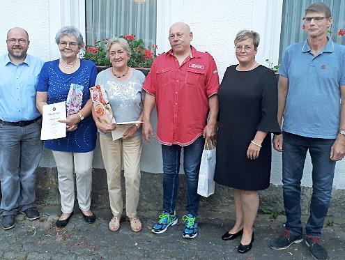 Im Bild von links: 3. Bürgermeister Thomas Rebhahn, Hildegard Stauch, Marianne Messer, Peter Roßmehl, Obfrau Silke Treuner und Uwe Bär