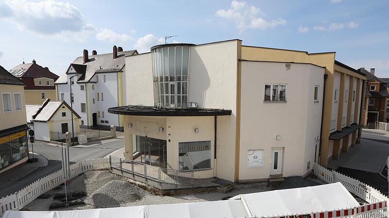 Wie es in der Wallstraße 5 (ehem. C&A) weitergeht, ist noch offen. Laut Stadt gingen die Planungen aber voran.Leerstände in Forchheim: Das tut sich in der Innenstadt Wie es in der Wallstraße 5 (ehem. C&A) weitergeht, ist noch offen. Laut Stadt gingen die Planungen aber voran.