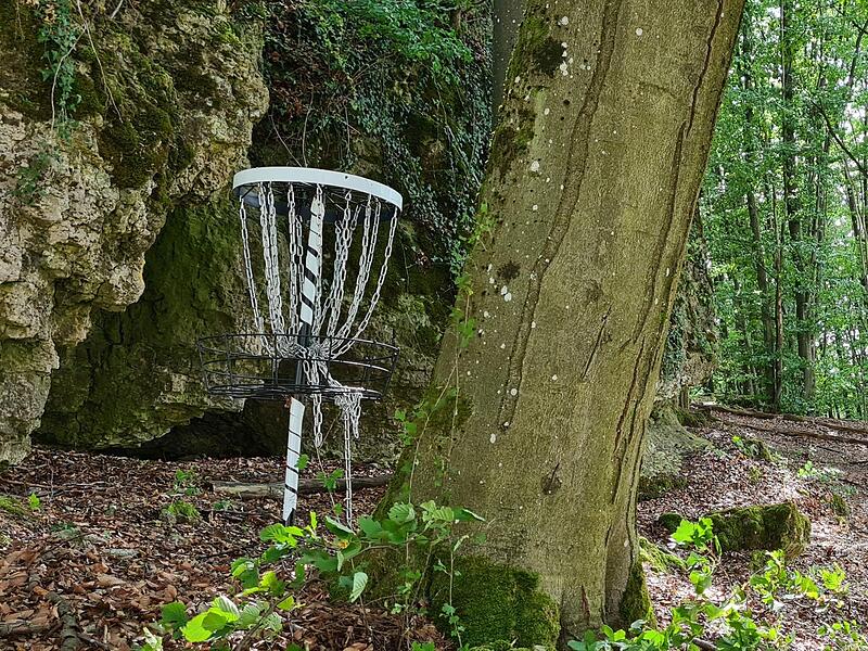 Manche Fangk&ouml;rbe in G&ouml;&szlig;weinstein stehen idyllisch im Wald oder bei Felsen.Forchheim & Fr&auml;nkische Schweiz