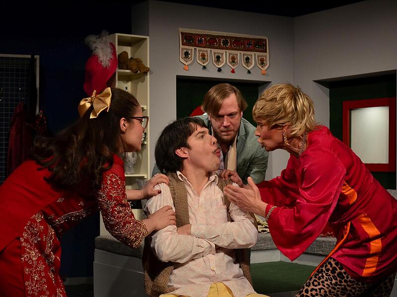 Eine Szene aus der Kom&ouml;die &bdquo;Nein zum Geld!&ldquo;, die das Ma&szlig;bacher Theater am Mittwoch, 22. April im Staatsbad Br&uuml;ckenau im Kursaalgeb&auml;ude auff&uuml;hrt.