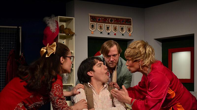 Eine Szene aus der Kom&ouml;die &bdquo;Nein zum Geld!&ldquo;, die das Ma&szlig;bacher Theater am Mittwoch, 22. April im Staatsbad Br&uuml;ckenau im Kursaalgeb&auml;ude auff&uuml;hrt.