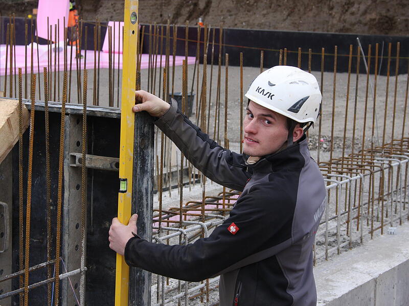 Jakob Distler arbeitet  auf einer Baustelle in Streitberg.