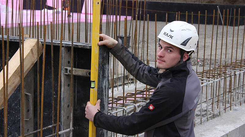 Jakob Distler arbeitet  auf einer Baustelle in Streitberg.