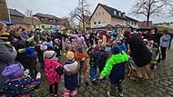 Die Kindergartenkinder singen und tanzen das Fliegerlied in Adelsdorf.