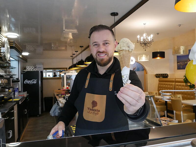 Auch an kalten Tagen verkauft Zeni Vejseli sein Eis im Eis Caf&eacute; Venezia.