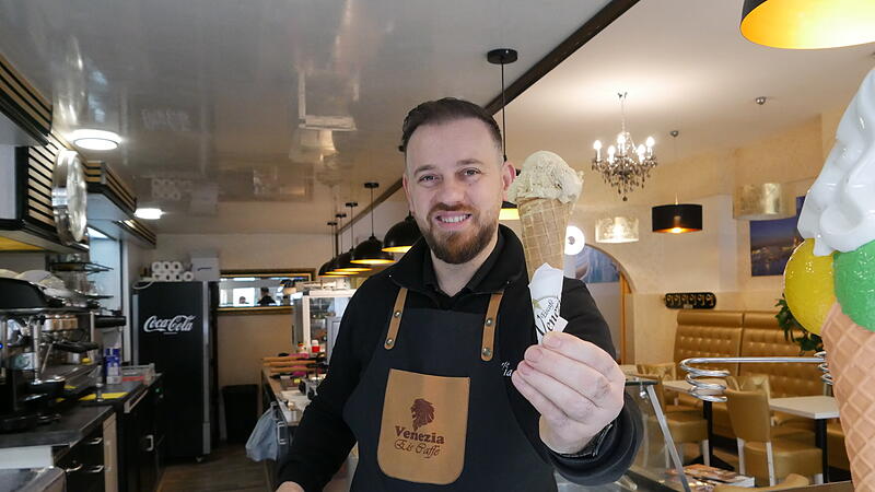 Auch an kalten Tagen verkauft Zeni Vejseli sein Eis im Eis Café Venezia. Auch an kalten Tagen verkauft Zeni Vejseli sein Eis im Eis Café Venezia.