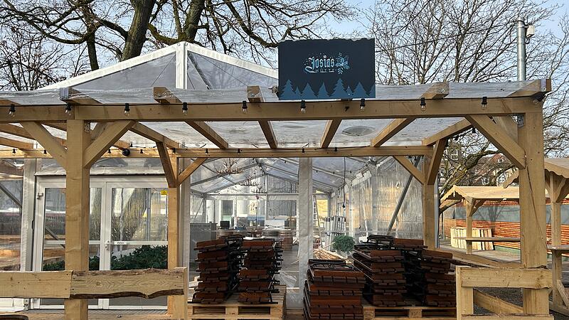 Die Josiash&uuml;tte, die w&auml;hrend der Wintermonate im Coburger Josiasgarten stand, wird abgebaut.