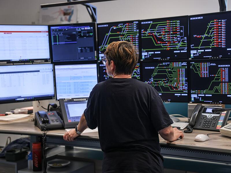 Elektronisches Stellwerk der Bahn in Köln