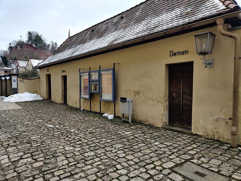 Die &ouml;ffentliche Toilette neben der Basilika G&ouml;&szlig;weinstein ist in die Jahre gekommen.
