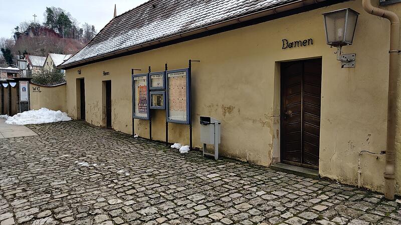 Die &ouml;ffentliche Toilette neben der Basilika G&ouml;&szlig;weinstein ist in die Jahre gekommen.
