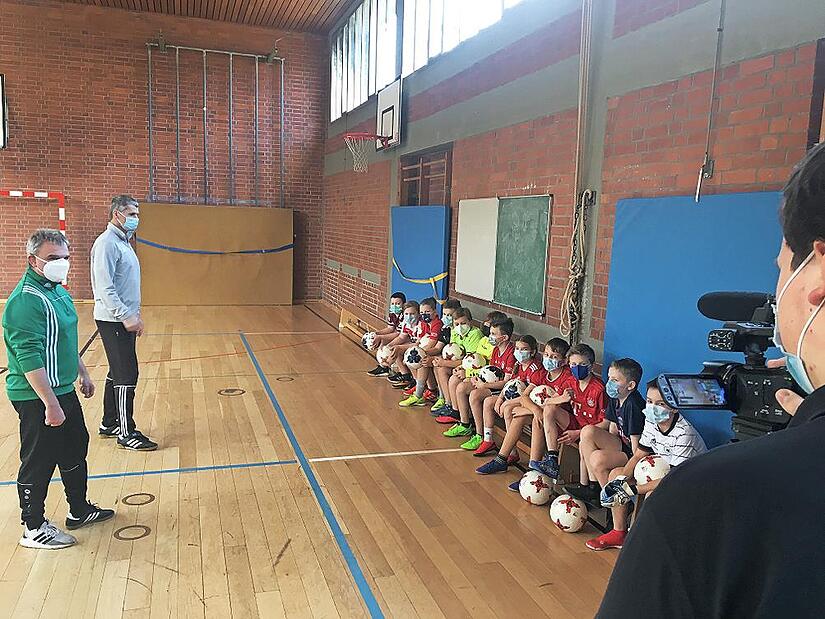 Für den Beitrag über die Talentförderung von Paris Saint Germain trafen sich die Fußballerinnen und Fußballer sowie ihre beiden Trainer Andreas Engel und Robert Pötzinger in der Turnhalle.