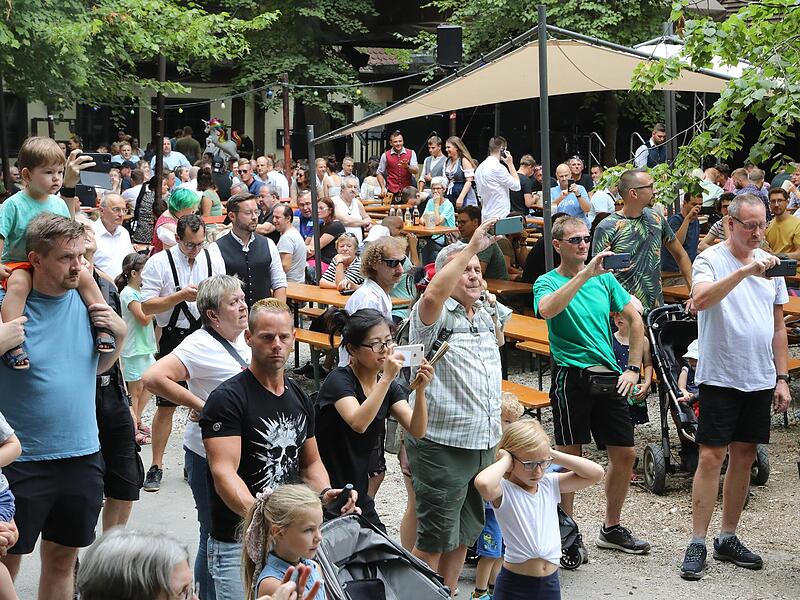 Viele Zuschauer warteten am Stra&szlig;enrand und im Kellerwald auf den Umzug.Der Annafest-Umzug in Forchheim 2022