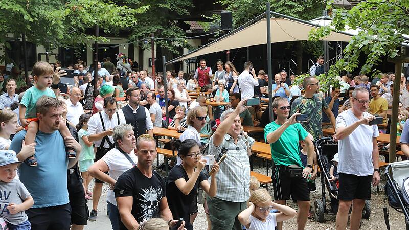 Viele Zuschauer warteten am Stra&szlig;enrand und im Kellerwald auf den Umzug.Der Annafest-Umzug in Forchheim 2022