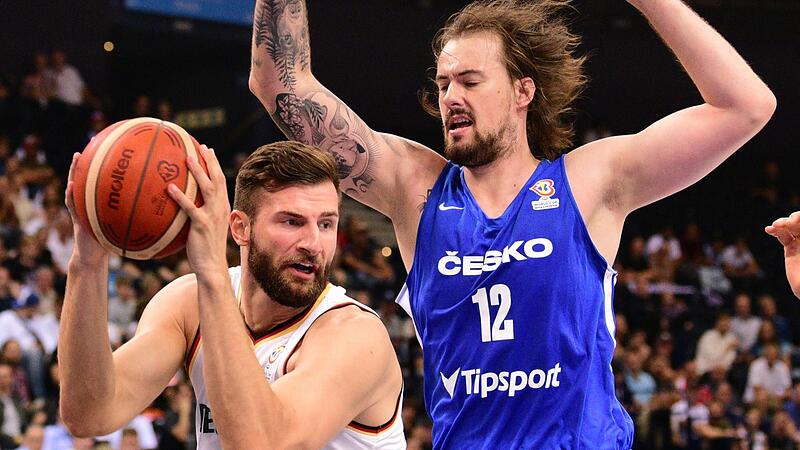 Der gebürtige Bayreuther und Ex-Bamberger Leon Kratzer (links, gegen den Tschechen Ondrej Balvin) wurde wegen des Ausfalls von Daniel Theis nachnominiert und zeigte beim Supercup vor allem defensiv Präsenz.