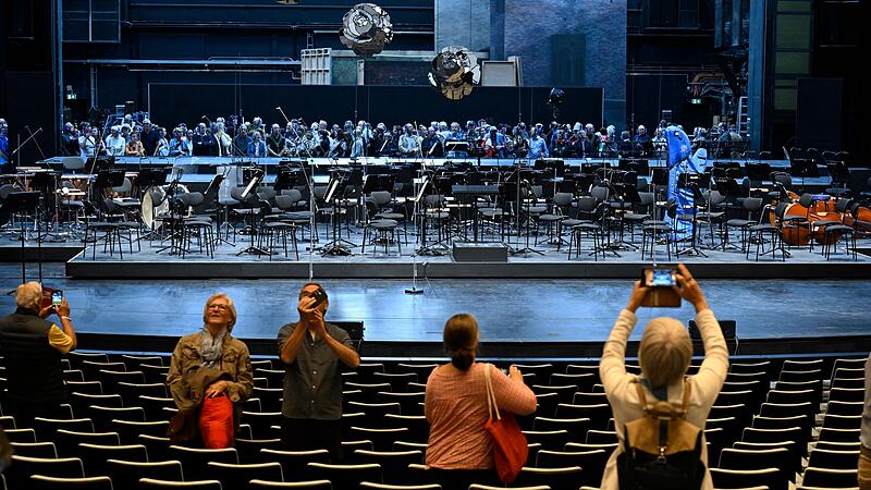 Eröffnungsfest für Bürger zur Rückkehr der Kölner Oper Eröffnungsfest für Bürger zur Rückkehr der Kölner Oper