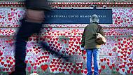 Eine Frau liest Widmungen an der National Covid Memorial Wall in Westminster, einem Wandgem&auml;lde zum Gedenken an die Opfer der Pandemie. In England sollen in den n&auml;chsten Tagen fast alle verbleibenden Corona-Ma&szlig;nahmen enden.