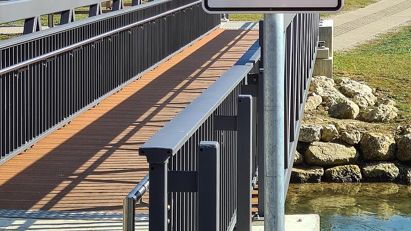 Noch müssen Radfahrer am Rüssenbacher Steg absteigen und schieben.Forchheim & Fränkische Schweiz Noch müssen Radfahrer am Rüssenbacher Steg absteigen und schieben.Forchheim & Fränkische Schweiz