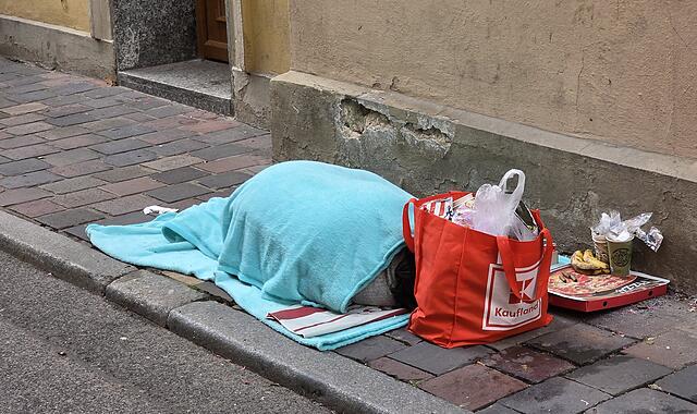Obdachlose Frau in BambergChristopher Street Day 2025 in Bamberg