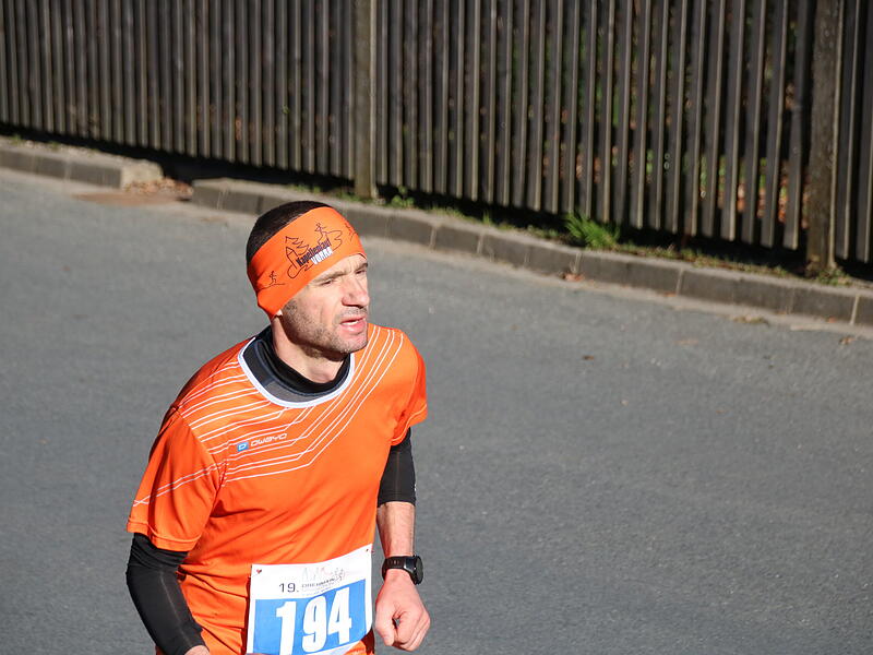 Strahlender Sonnenschein, aber nur niedrige Plusgrade erwartete die L&auml;ufer beim 19. Obermain-Marathon rund um Bad Staffelstein. Die Marathon-Strecke f&uuml;hrte wieder an den beiden Wahrzeichen der Kurstadt, dem Kloster Banz und der Basilika Vierzehnheiligen vorbei.