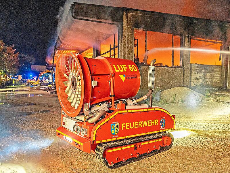 Der Löschroboter LUF unterstützt die Einsatzkräfte. Der Löschroboter LUF unterstützt die Einsatzkräfte.