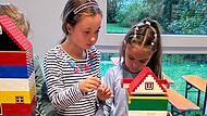 Luna und Zoë (von links) bauen ihre Lego-Welt in Mühlhausen. Luna und Zoë (von links) bauen ihre Lego-Welt in Mühlhausen.