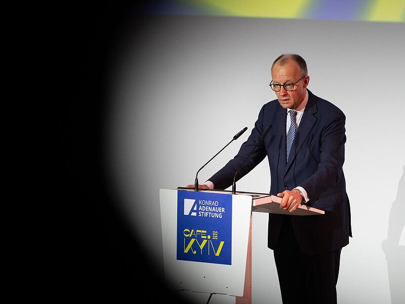 Bundeskanzler Friedrich Merz bei der Er&ouml;ffnung des &bdquo;Caf&eacute; Kyiv&ldquo;. Etwa vier Jahre nach Beginn des Krieges in der Ukraine organisiert die Konrad-Adenauer-Stiftung die Veranstaltung f&uuml;r Akteure aus Politik, Wissenschaft und Kultur.