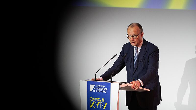 Bundeskanzler Friedrich Merz bei der Er&ouml;ffnung des &bdquo;Caf&eacute; Kyiv&ldquo;. Etwa vier Jahre nach Beginn des Krieges in der Ukraine organisiert die Konrad-Adenauer-Stiftung die Veranstaltung f&uuml;r Akteure aus Politik, Wissenschaft und Kultur.