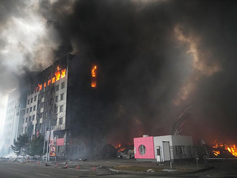 Ein mehrst&ouml;ckiges Geb&auml;ude steht nach Beschuss in Kiew in Flammen. Russland hat seine Angriffe auf belebte St&auml;dte ausgeweitet, was von Pr&auml;sident Selenskyj als Terrorkampagne bezeichnet wurde.