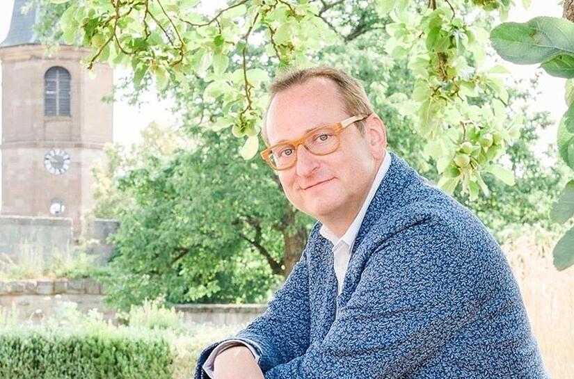 Volker Hei&szlig;mann genie&szlig;t viele Stunden in Bad Kissingen &ndash; wie hier im Sommer vor der katholischen Stadtpfarrkirche  St. Johannes.