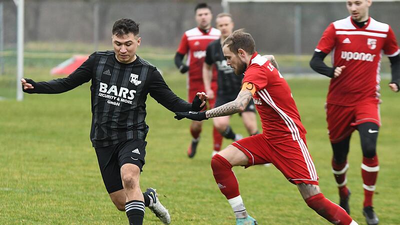 Raphael Schenk (li.) war mit seinem Tor der Matchwinner f&uuml;r den TSV Knetzgau/Oberschwappach.